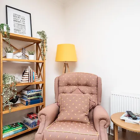 Chic 2-bed Retreat In The Heart Of Oakwood! *