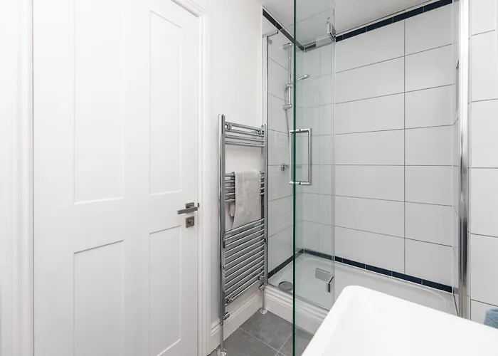 Chic 2-bed Retreat In The Heart Of Oakwood!