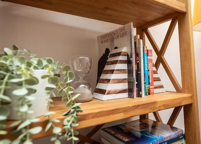 Apartman Chic 2-bed Retreat In The Heart Of Oakwood!