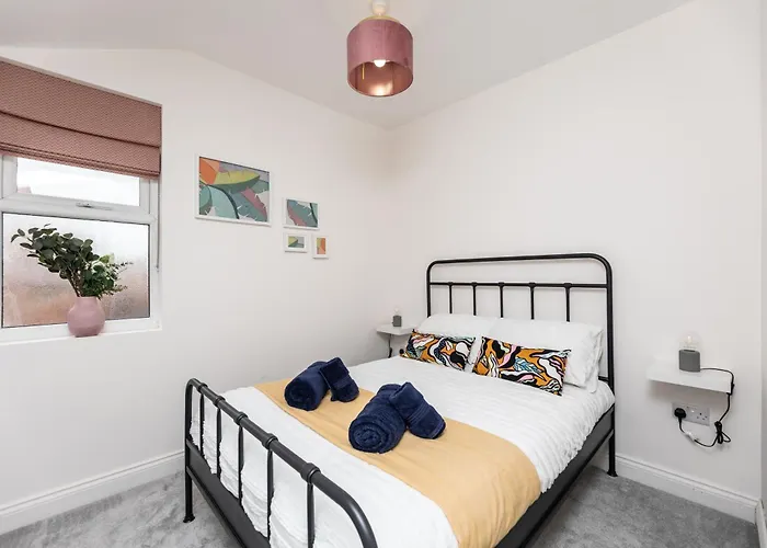 Chic 2-bed Retreat In The Heart Of Oakwood! Leeds