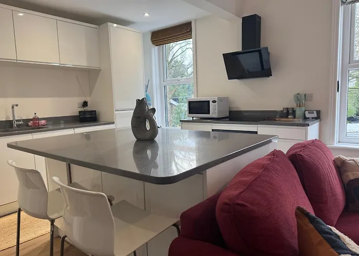 Chic 2-bed Retreat In The Heart Of Oakwood! *