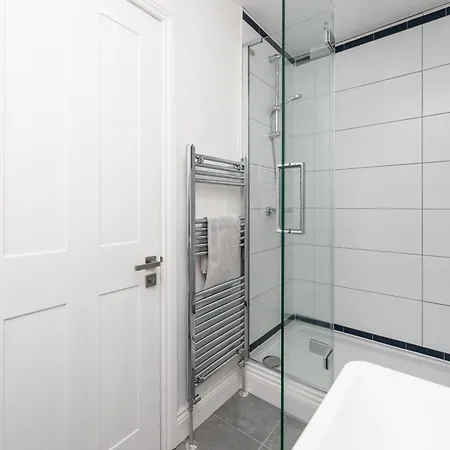 Chic 2-bed Retreat In The Heart Of Oakwood!