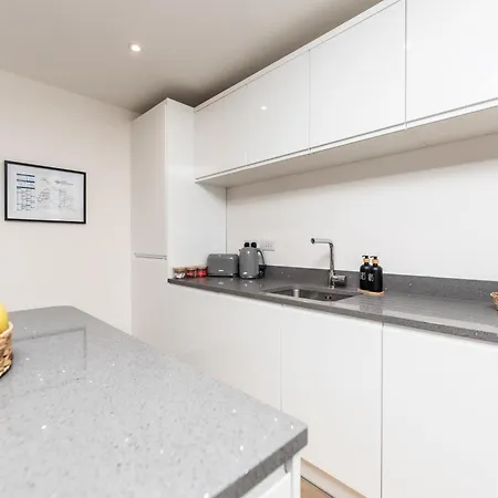 Chic 2-bed Retreat In The Heart Of Oakwood! Apartment *