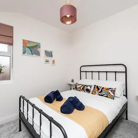 Chic 2-bed Retreat In The Heart Of Oakwood! 利兹