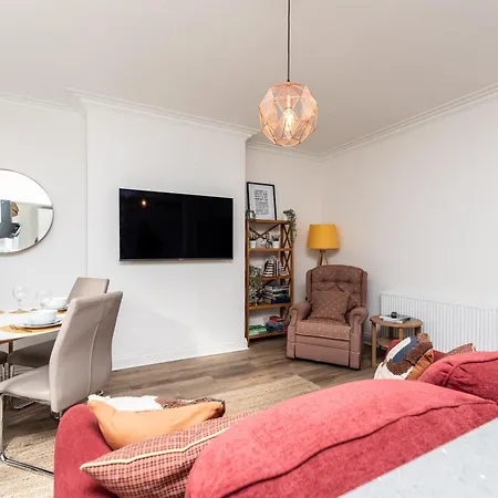 Chic 2-bed Retreat In The Heart Of Oakwood! * 利兹