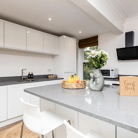 Chic 2-bed Retreat In The Heart Of Oakwood!