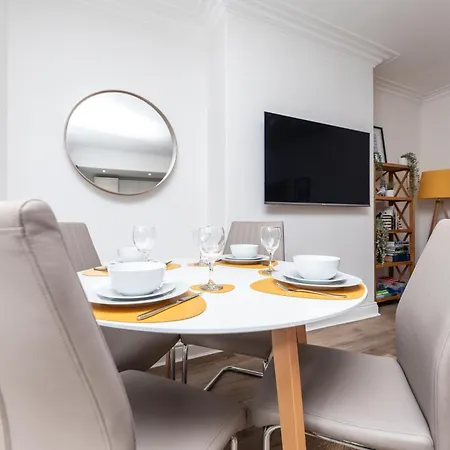 Chic 2-bed Retreat In The Heart Of Oakwood! Apartment