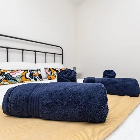 Chic 2-bed Retreat In The Heart Of Oakwood! *