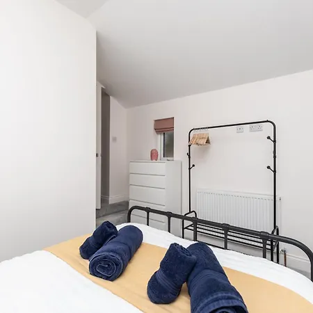 Chic 2-bed Retreat In The Heart Of Oakwood! Leeds (West Yorkshire)