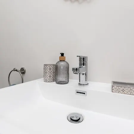 Chic 2-bed Retreat In The Heart Of Oakwood!