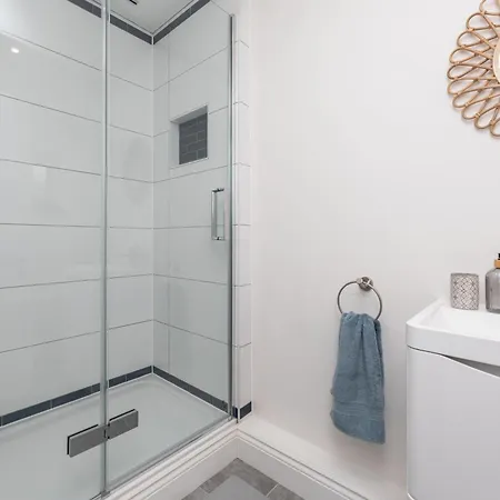 Chic 2-bed Retreat In The Heart Of Oakwood! 公寓