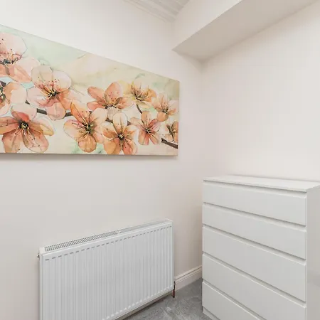 Apartment Chic 2-bed Retreat In The Heart Of Oakwood!