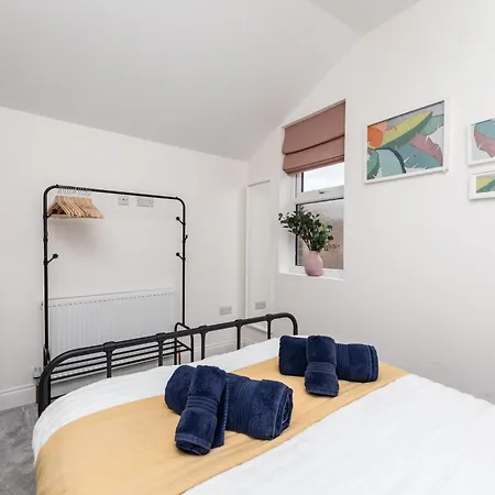 Apartment Chic 2-bed Retreat In The Heart Of Oakwood! Leeds (West Yorkshire)