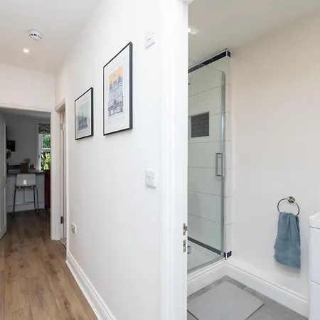 Chic 2-bed Retreat In The Heart Of Oakwood! *