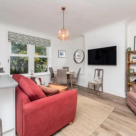 Chic 2-bed Retreat In The Heart Of Oakwood! 公寓