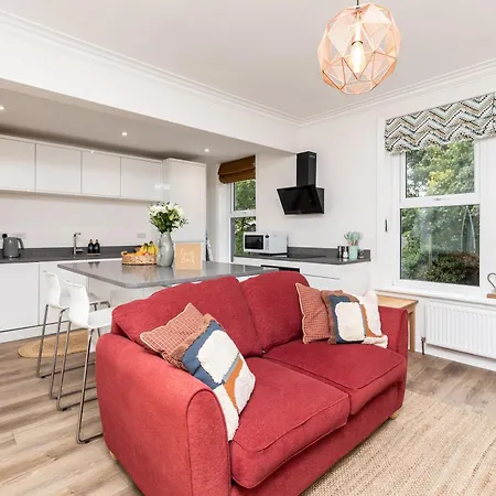 Chic 2-bed Retreat In The Heart Of Oakwood! *