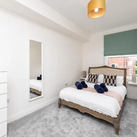 Chic 2-bed Retreat In The Heart Of Oakwood! Apartment Leeds (West Yorkshire)