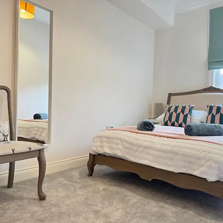 Chic 2-bed Retreat In The Heart Of Oakwood!