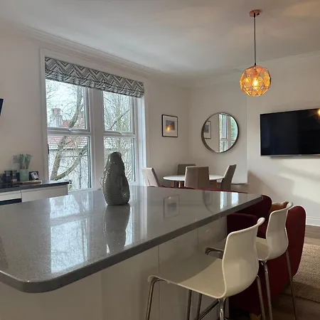 Chic 2-bed Retreat In The Heart Of Oakwood! 公寓