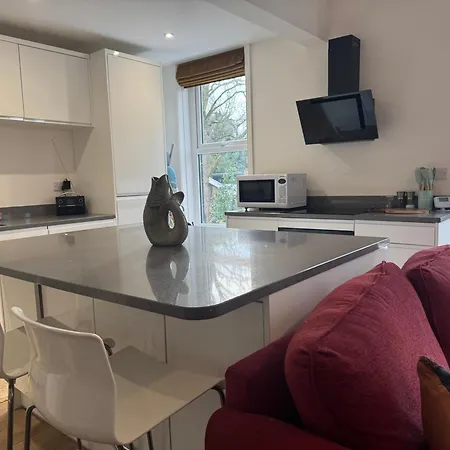 Chic 2-bed Retreat In The Heart Of Oakwood! *