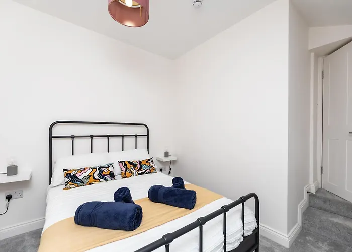 Apartment Chic 2-bed Retreat In The Heart Of Oakwood! Leeds (West Yorkshire)