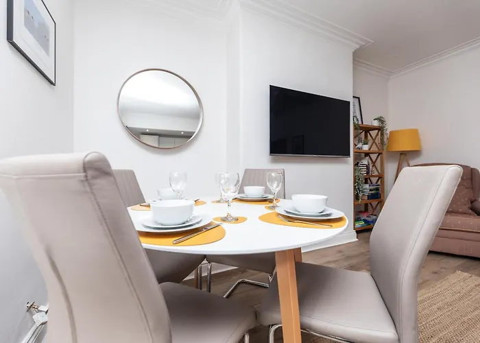 Chic 2-bed Retreat In The Heart Of Oakwood! Apartment