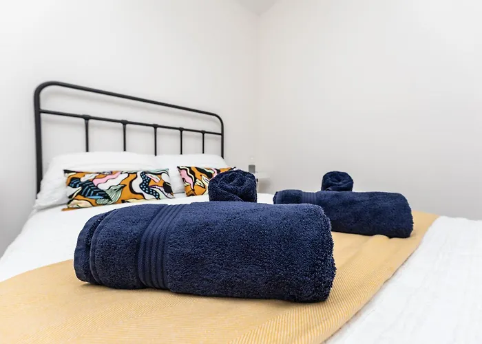 Chic 2-bed Retreat In The Heart Of Oakwood! *