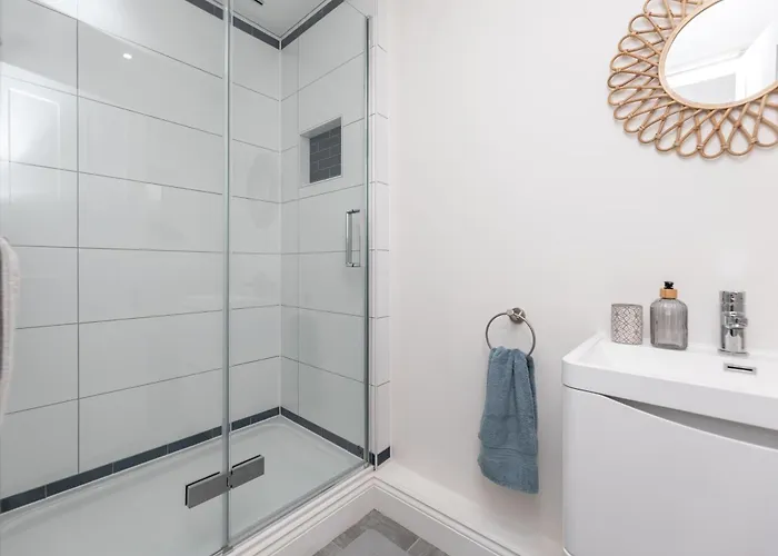 Chic 2-bed Retreat In The Heart Of Oakwood! 公寓