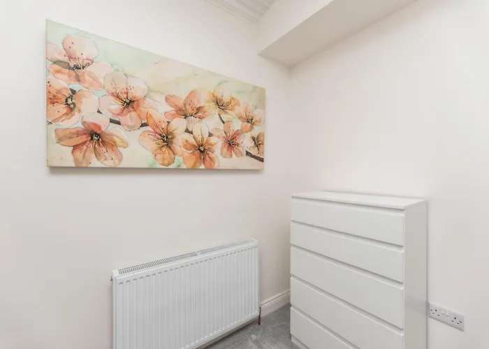 Apartment Chic 2-bed Retreat In The Heart Of Oakwood!