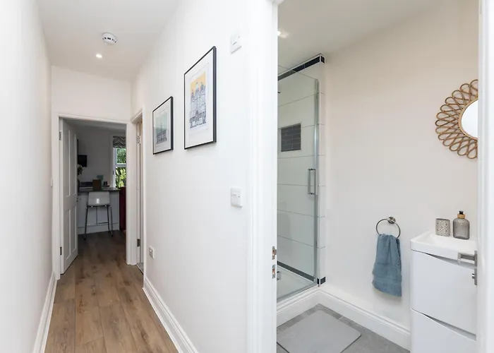 Chic 2-bed Retreat In The Heart Of Oakwood! *