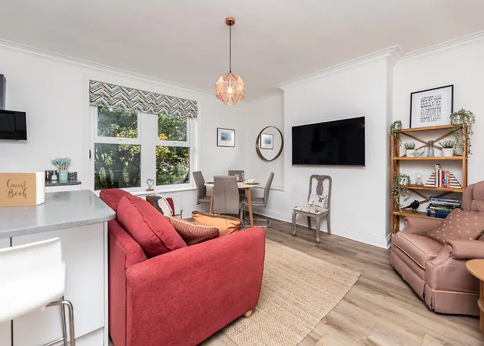 Chic 2-bed Retreat In The Heart Of Oakwood! Apartment