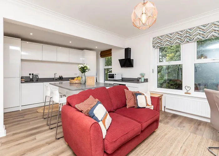 Chic 2-bed Retreat In The Heart Of Oakwood! *