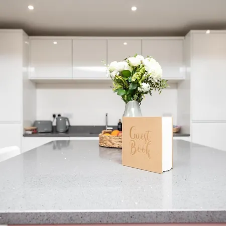 Апартаменты Chic 2-bed Retreat In The Heart Of Oakwood! *