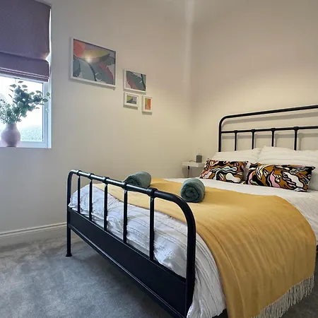 Chic 2-bed Retreat In The Heart Of Oakwood! Апартаменты Лидс