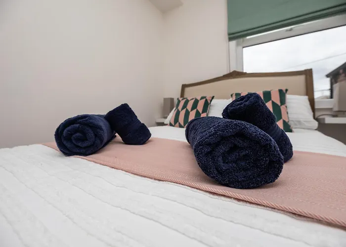 Chic 2-bed Retreat In The Heart Of Oakwood! דירה לידס