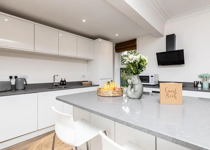 Chic 2-bed Retreat In The Heart Of Oakwood!