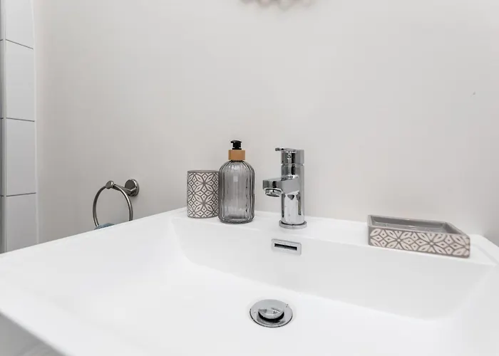 Chic 2-bed Retreat In The Heart Of Oakwood!