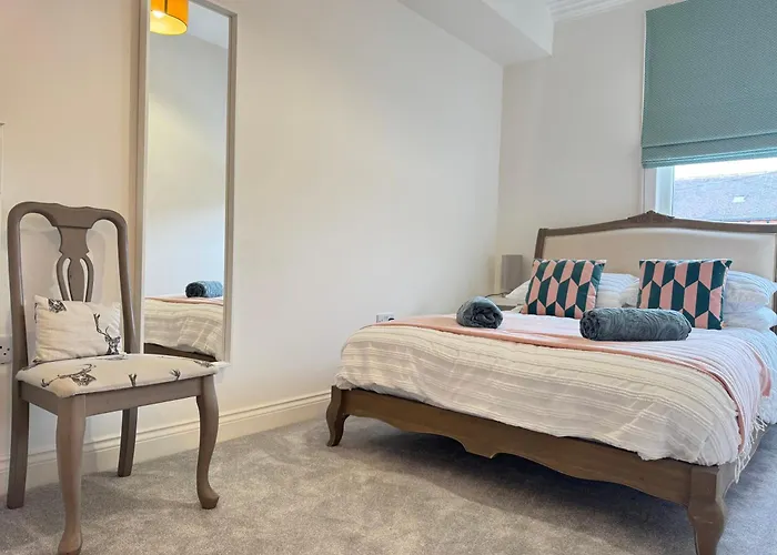 Chic 2-bed Retreat In The Heart Of Oakwood!