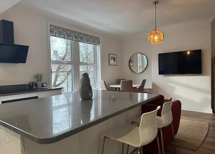 Chic 2-bed Retreat In The Heart Of Oakwood! דירה